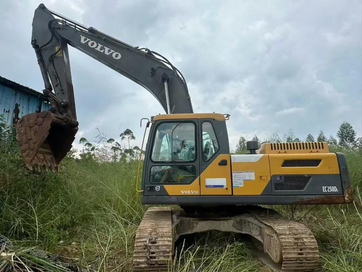 Buy Volvo L250G Used Excavator / 1