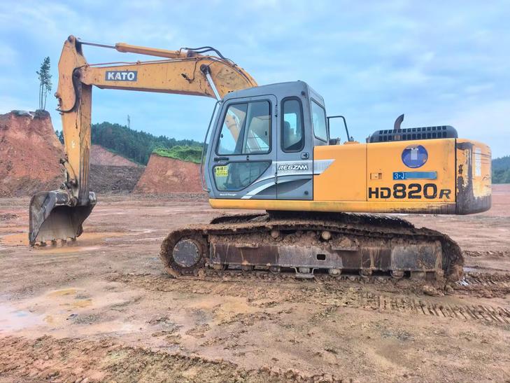 Buy Kato HD820R Used Excavator / 1