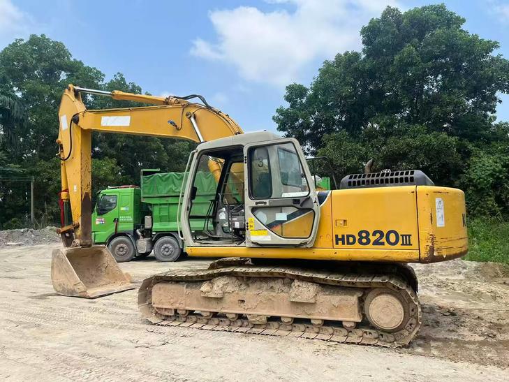 Buy Kato 820-3SP Used Excavator / 1