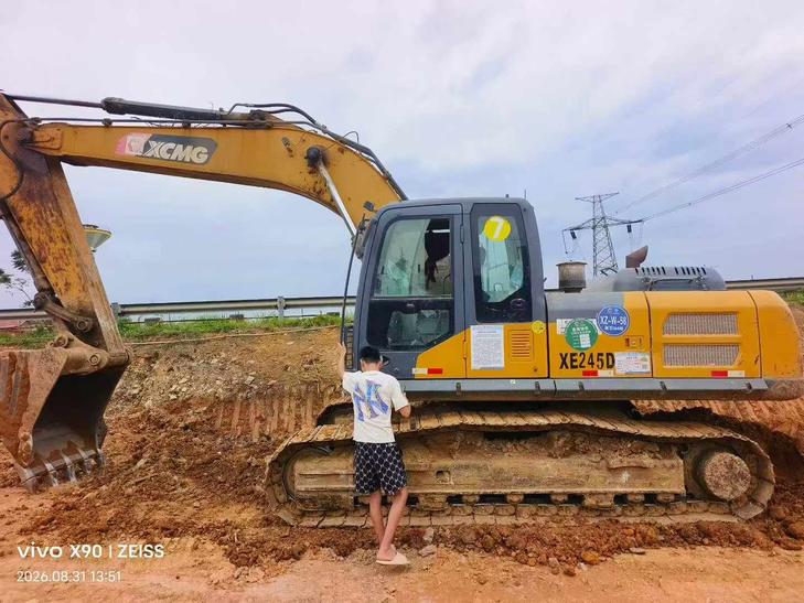 Buy XCMG XE245D Used Excavator / 1