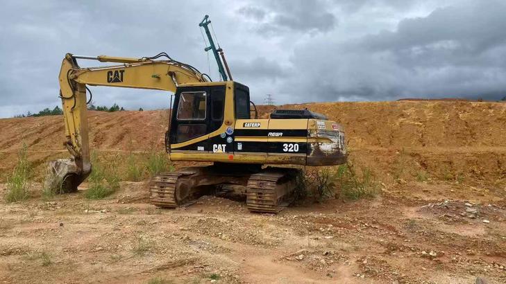 Buy Caterpillar 320V2 Used Excavator / 1
