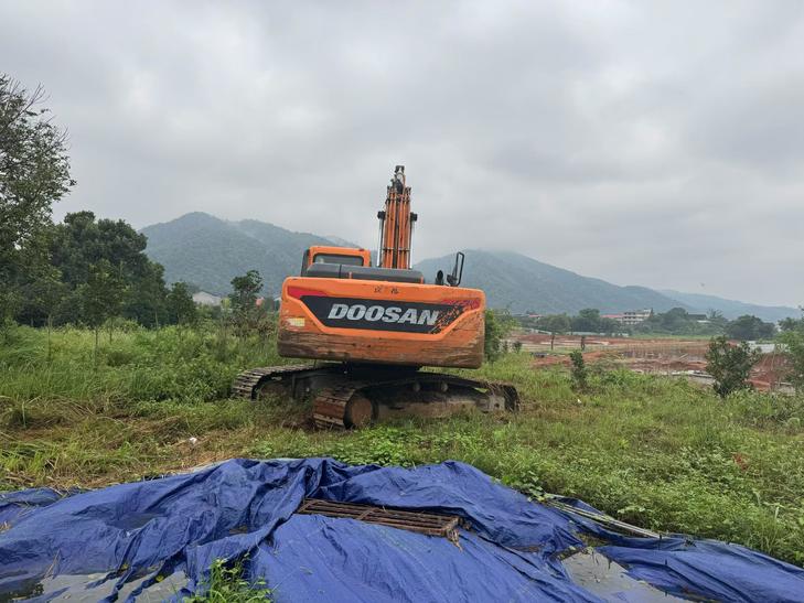 Buy Doosan DH215-7 Used Excavator / 1