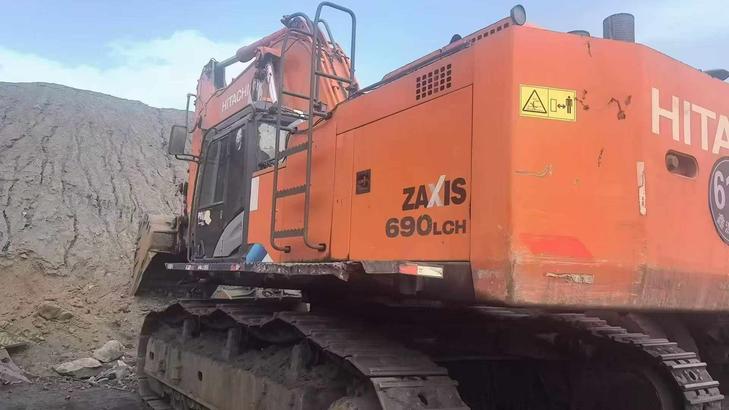 Buy Hitachi ZX690LCH-5A Used Excavator / 1