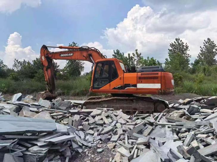 Buy Doosan DH220-9E Used Excavator / 1