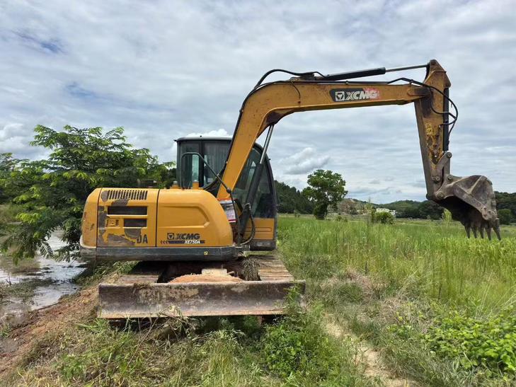 Buy XCMG XE75C Used Excavator / 1
