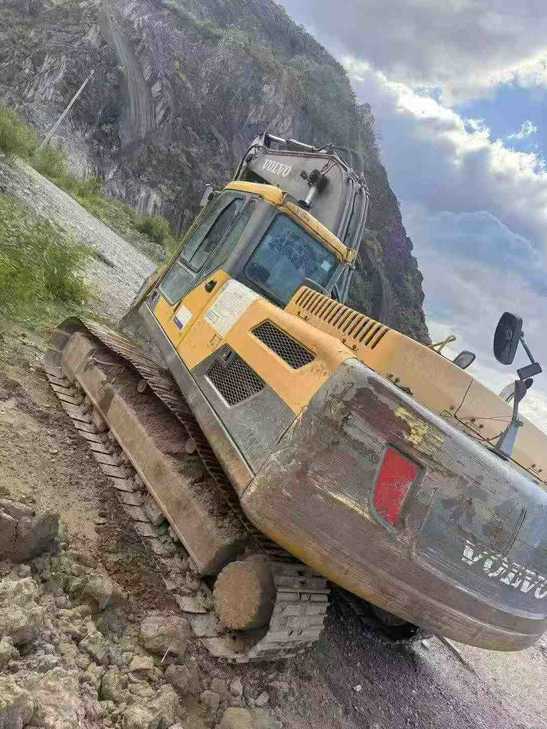 Buy Volvo L250G Used Excavator / 1