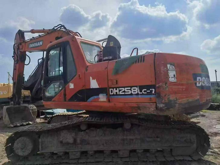 Buy Doosan DH220 Used Excavator / 1