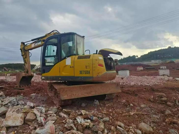Buy XCMG XE75C Used Excavator / 1