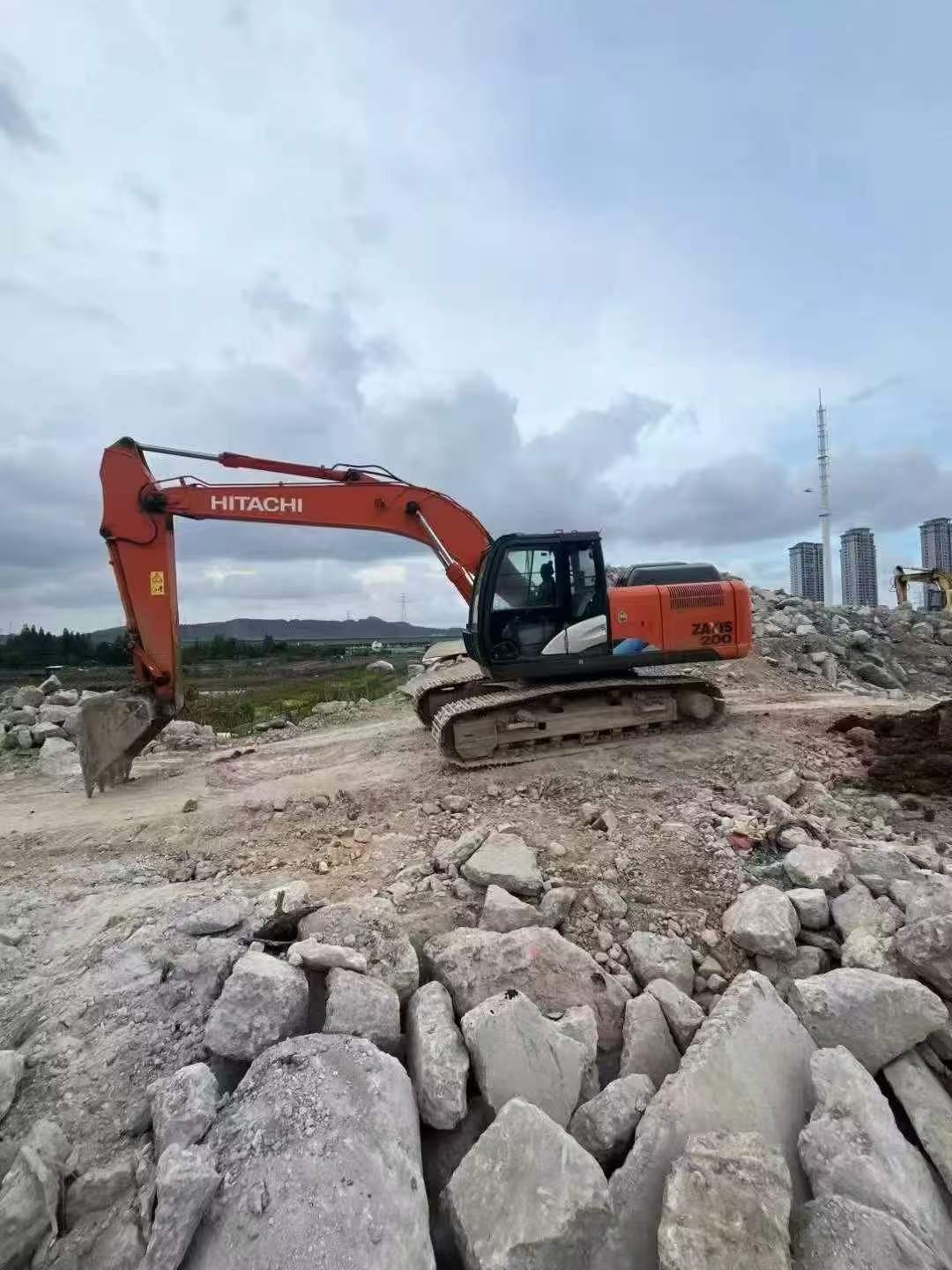 Buy Hitachi ZH200-5A Used Excavator / 2