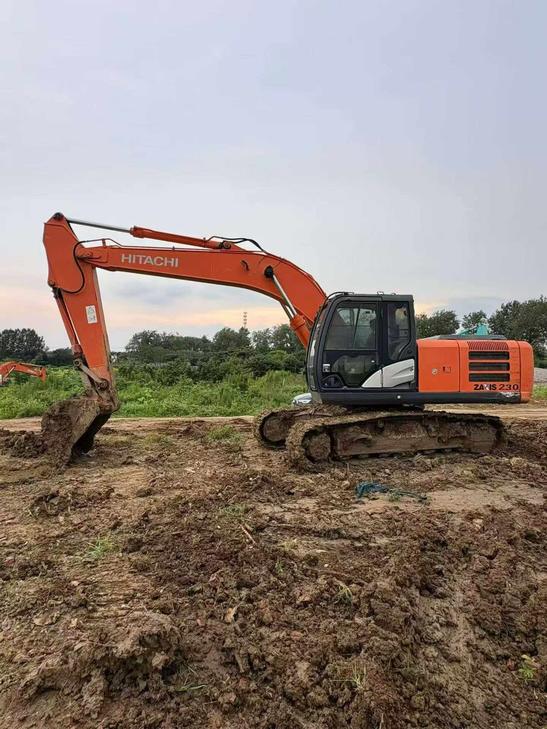 Buy Hitachi EX200-5 Used Excavator / 1