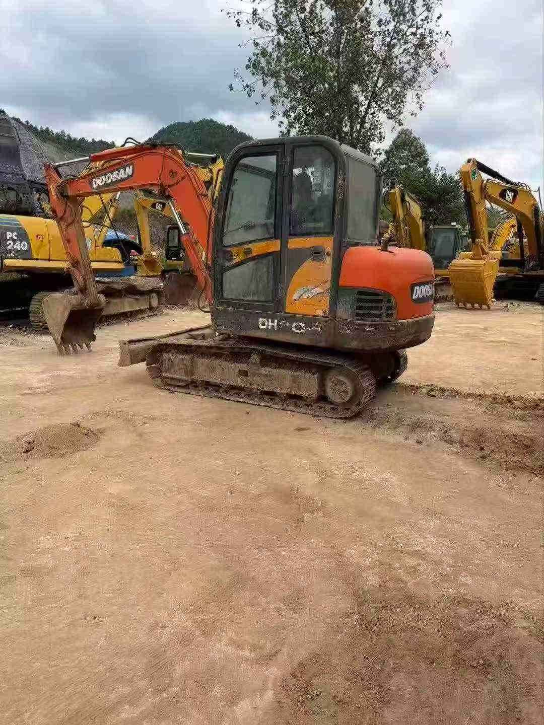 Buy Doosan DH60 Used Excavator / 4