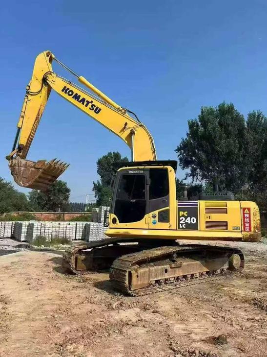 Buy Komatsu PC240-6 Used Excavator / 1