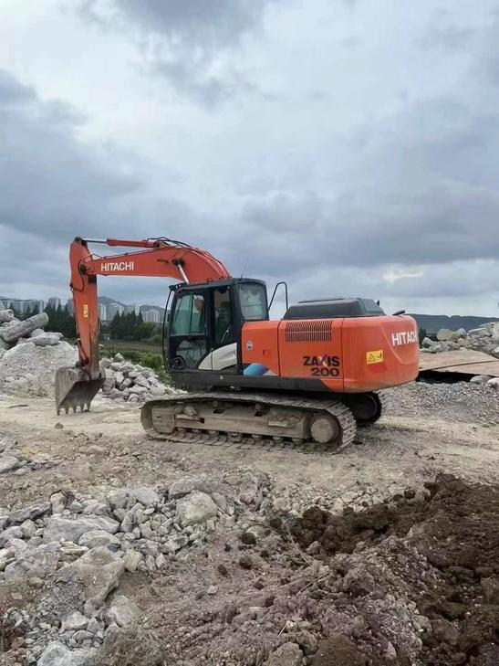 Buy Hitachi ZH200-5A Used Excavator / 1