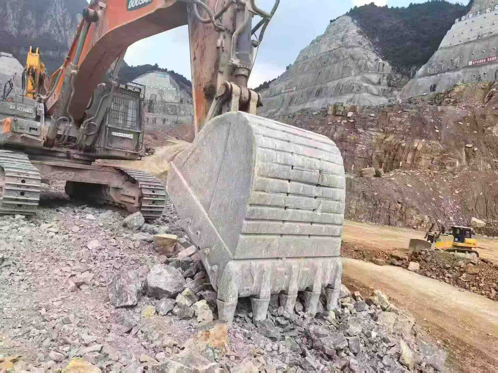 Buy Doosan DX520LC Used Excavator / 4