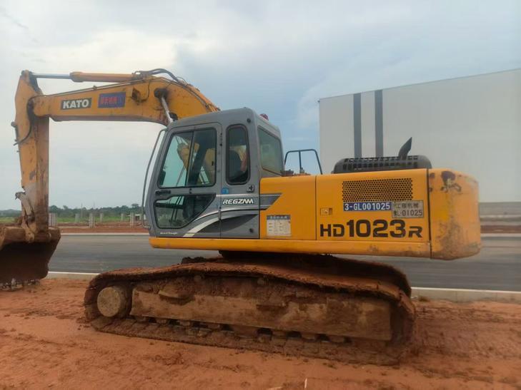 Buy Kato HD1023 Used Excavator / 1