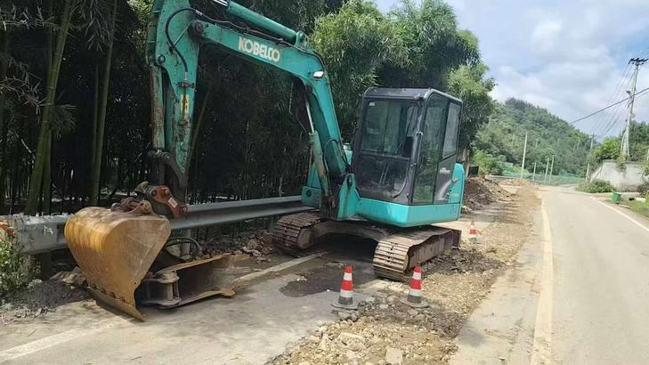 Buy Kobelco SK60 Used Excavator / 1
