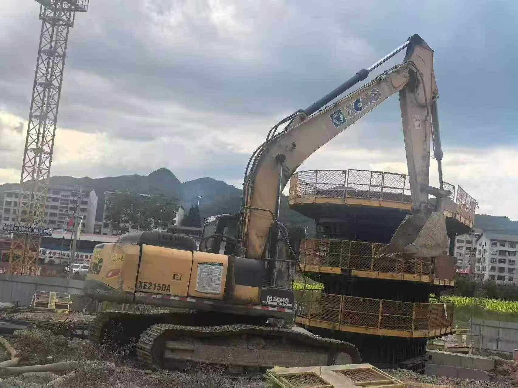 Buy XCMG XE215 Used Excavator / 2