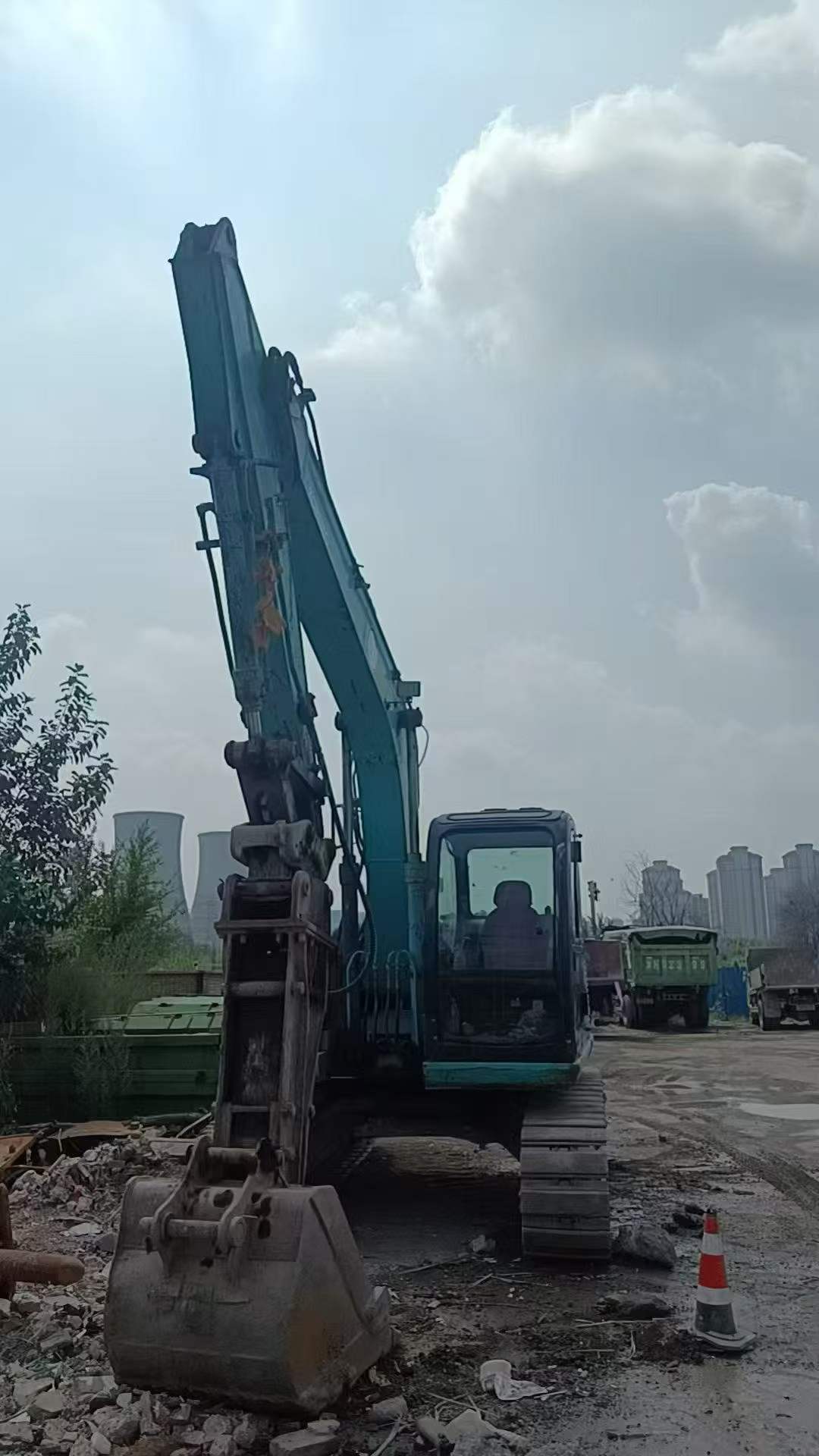 Buy Kobelco SK135 Used Excavator / 4