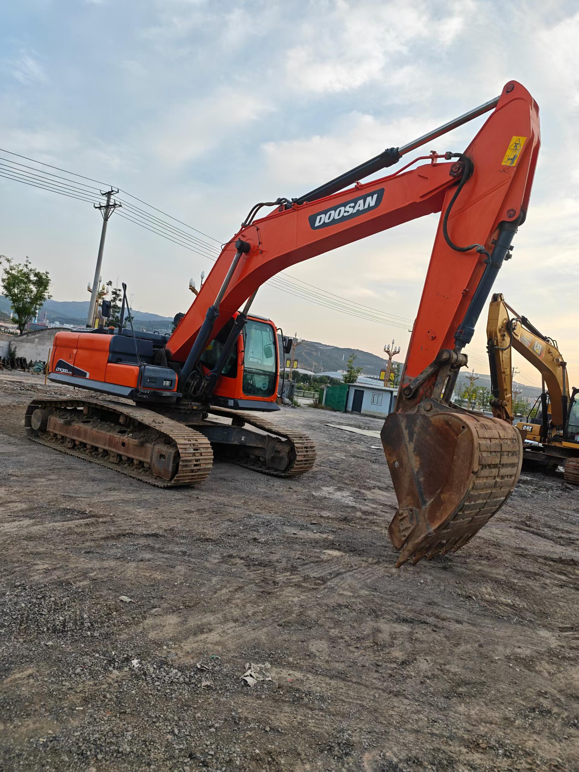 Buy Doosan DX260LC Used Excavator / 2