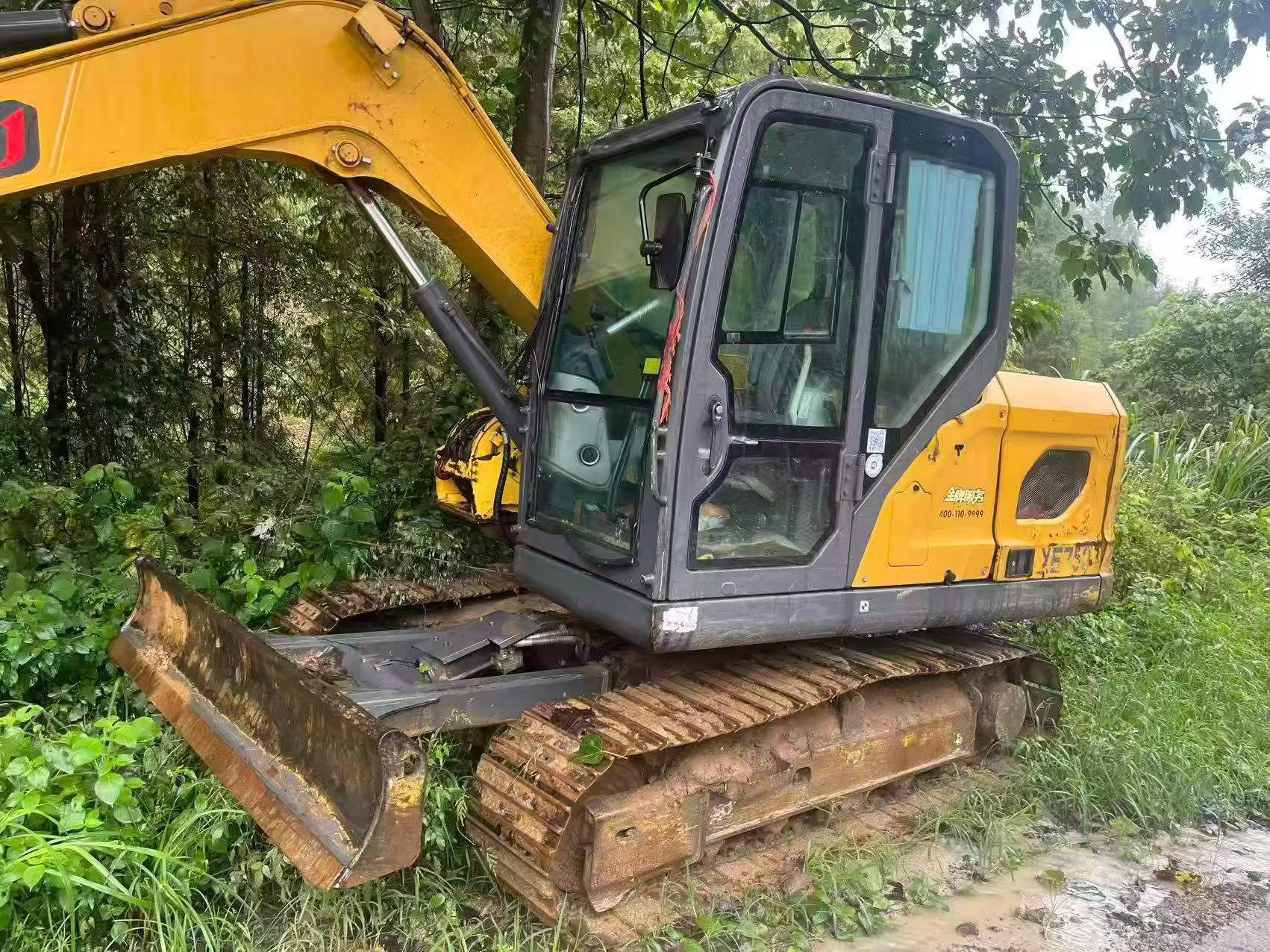 Buy XCMG XE75C Used Excavator / 2