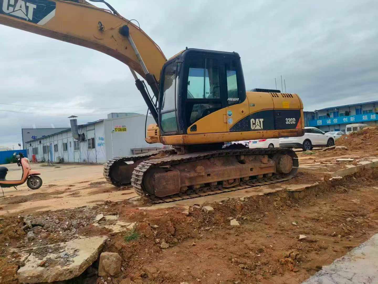 Buy Caterpillar 320D Used Excavator / 8