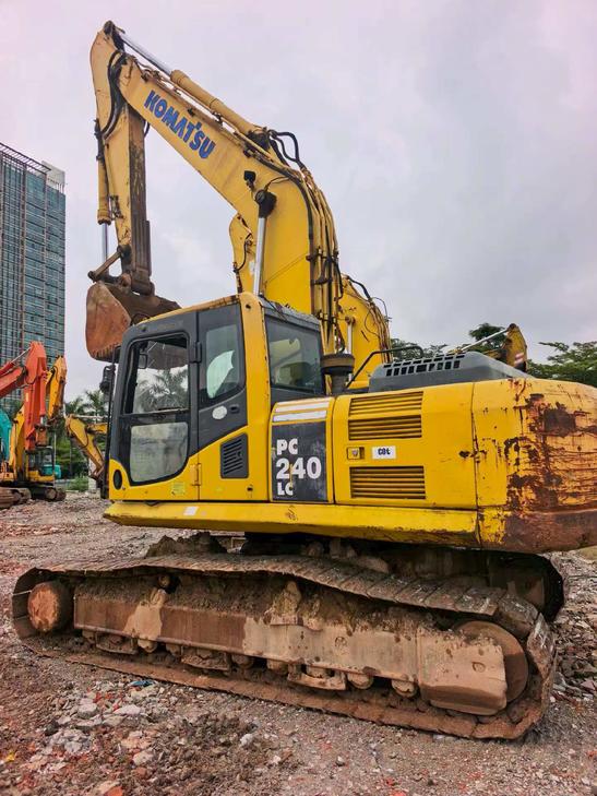 Buy Komatsu PC240-6 Used Excavator / 1