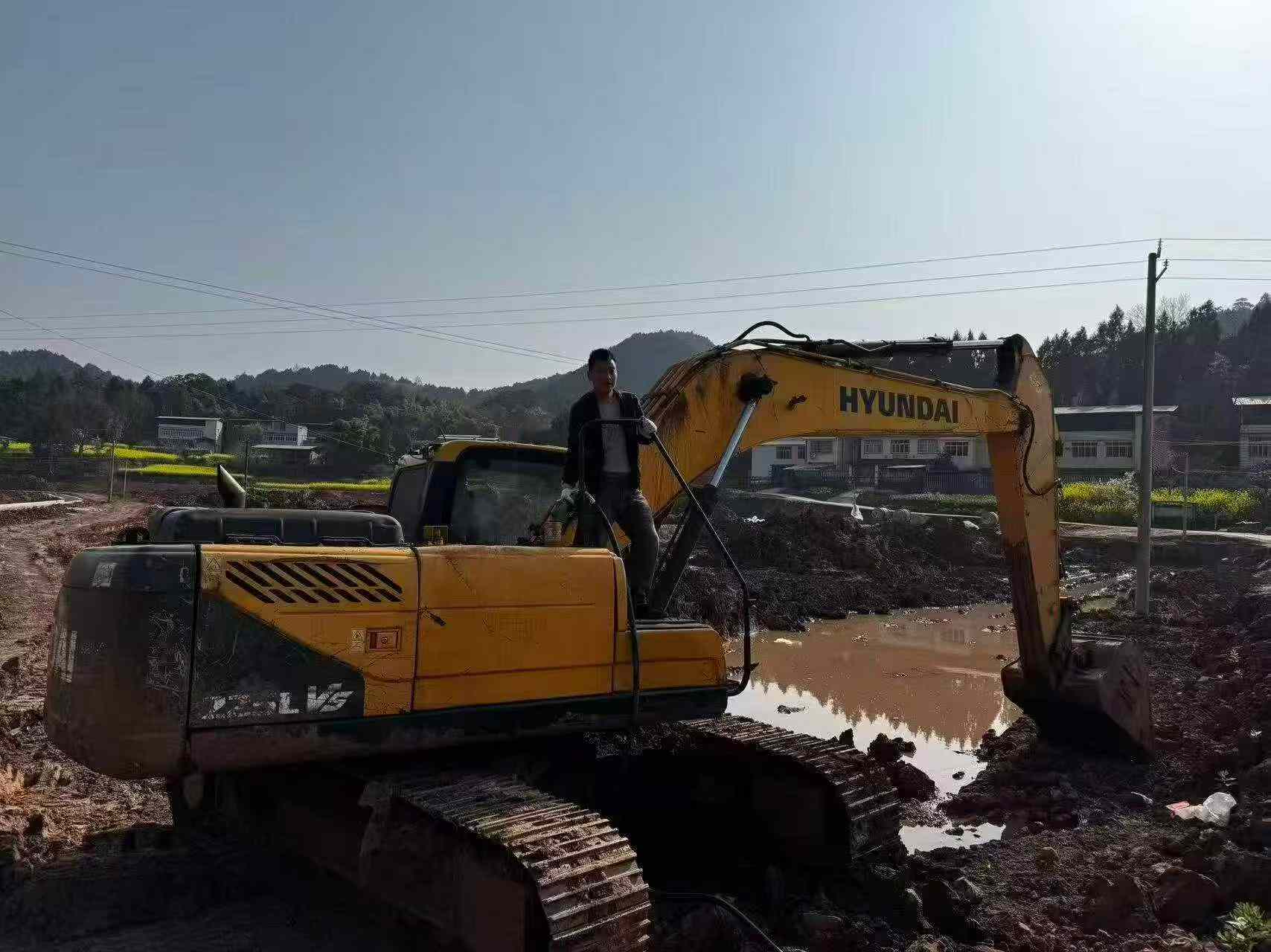 Buy Hyundai R225-7 Used Excavator / 8