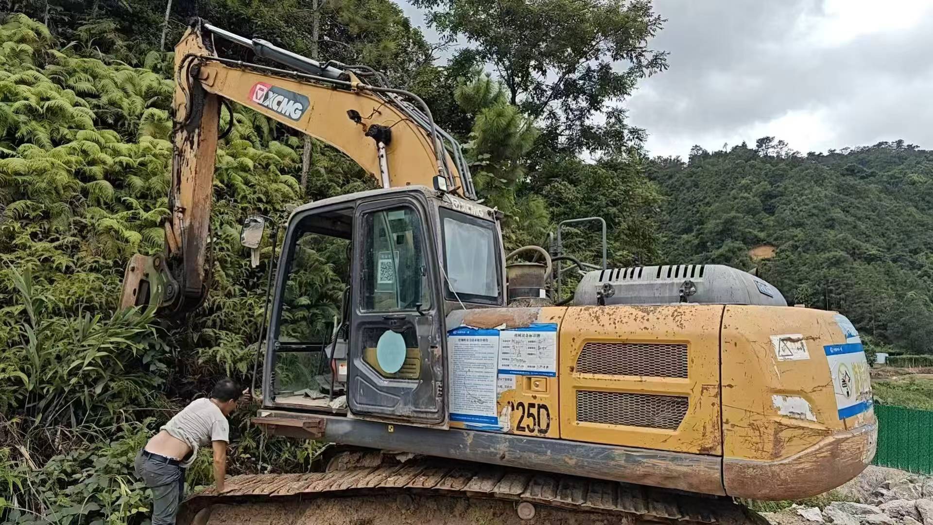Buy XCMG XE215 Used Excavator / 2