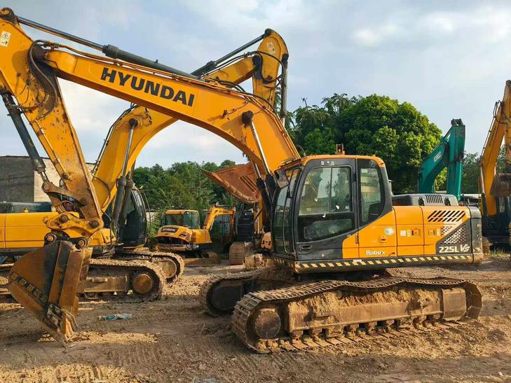 Buy Hyundai R225-7 Used Excavator / 1