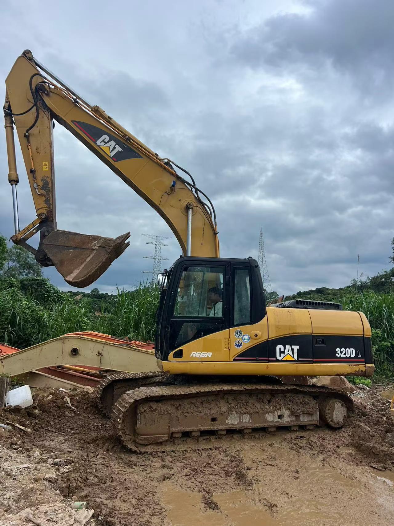 Buy Caterpillar 320D Used Excavator / 2