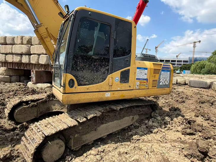 Buy Komatsu PC200-8 Used Excavator / 1