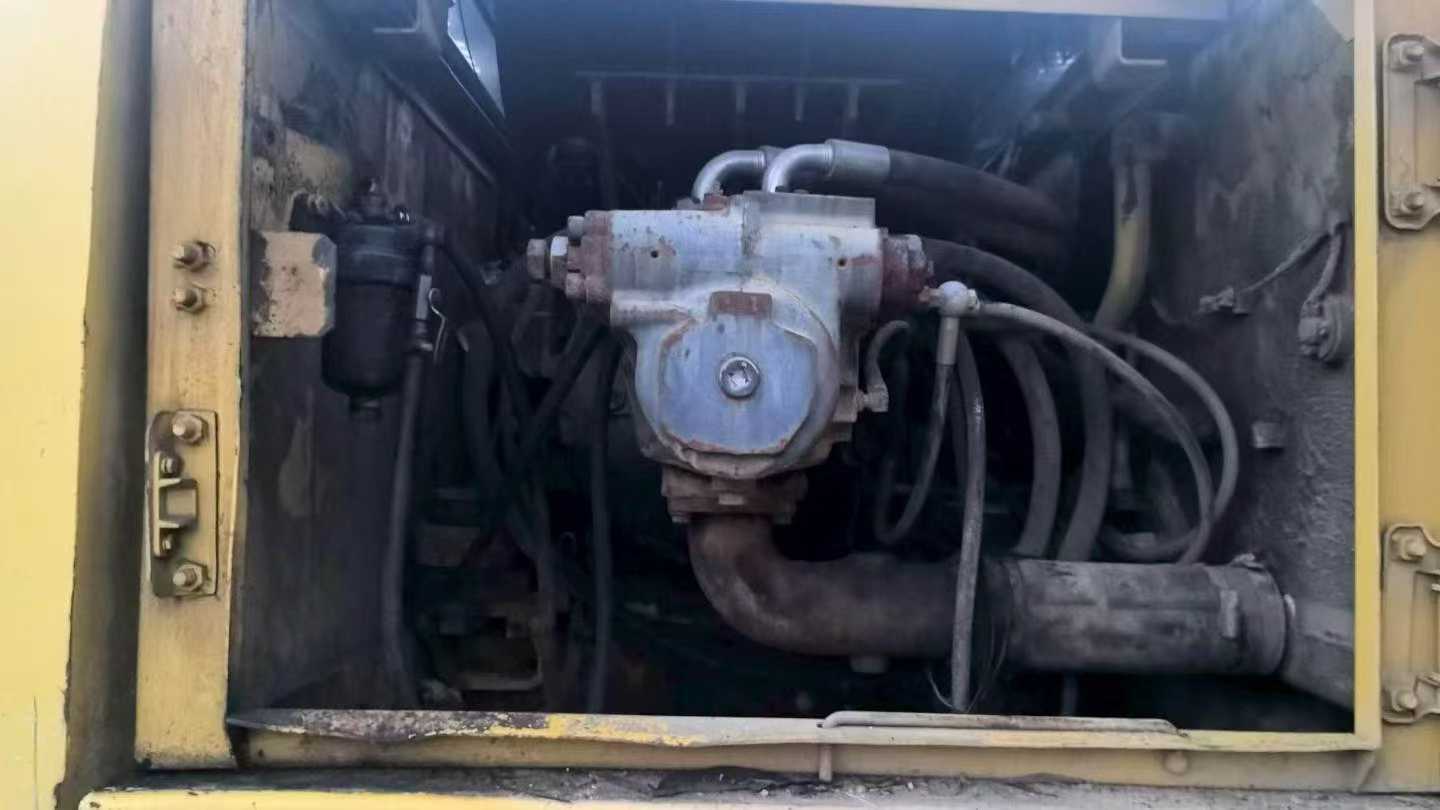 Buy Komatsu PC200-6 Used Excavator / 3
