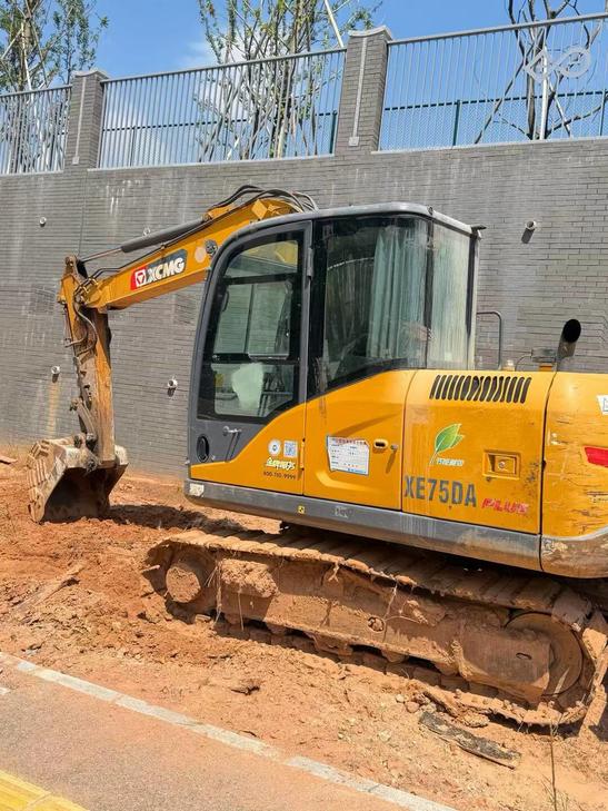 Buy XCMG XE75C Used Excavator / 1