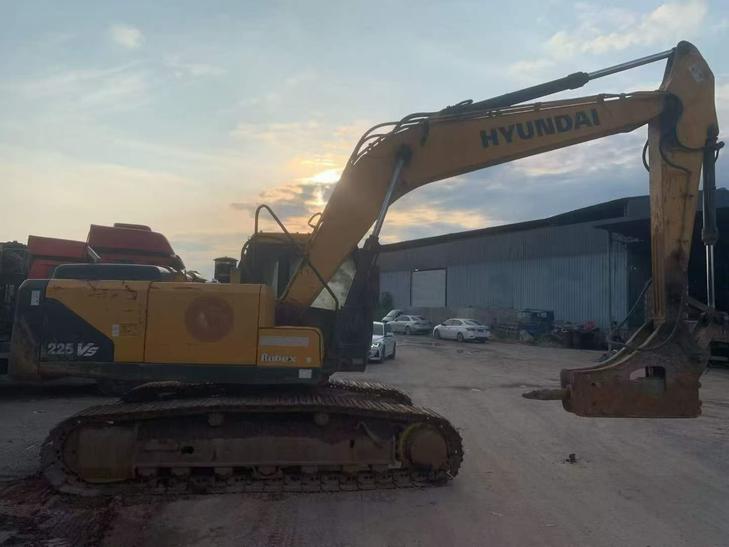 Buy Hyundai R215VS Used Excavator / 1