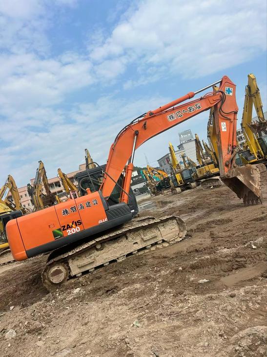 Buy Hitachi EX200-3 Used Excavator / 1