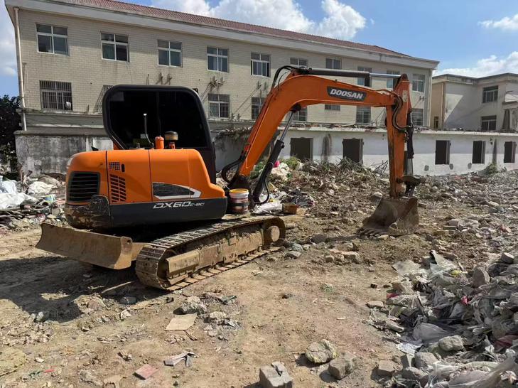 Buy Doosan DH60 Used Excavator / 1