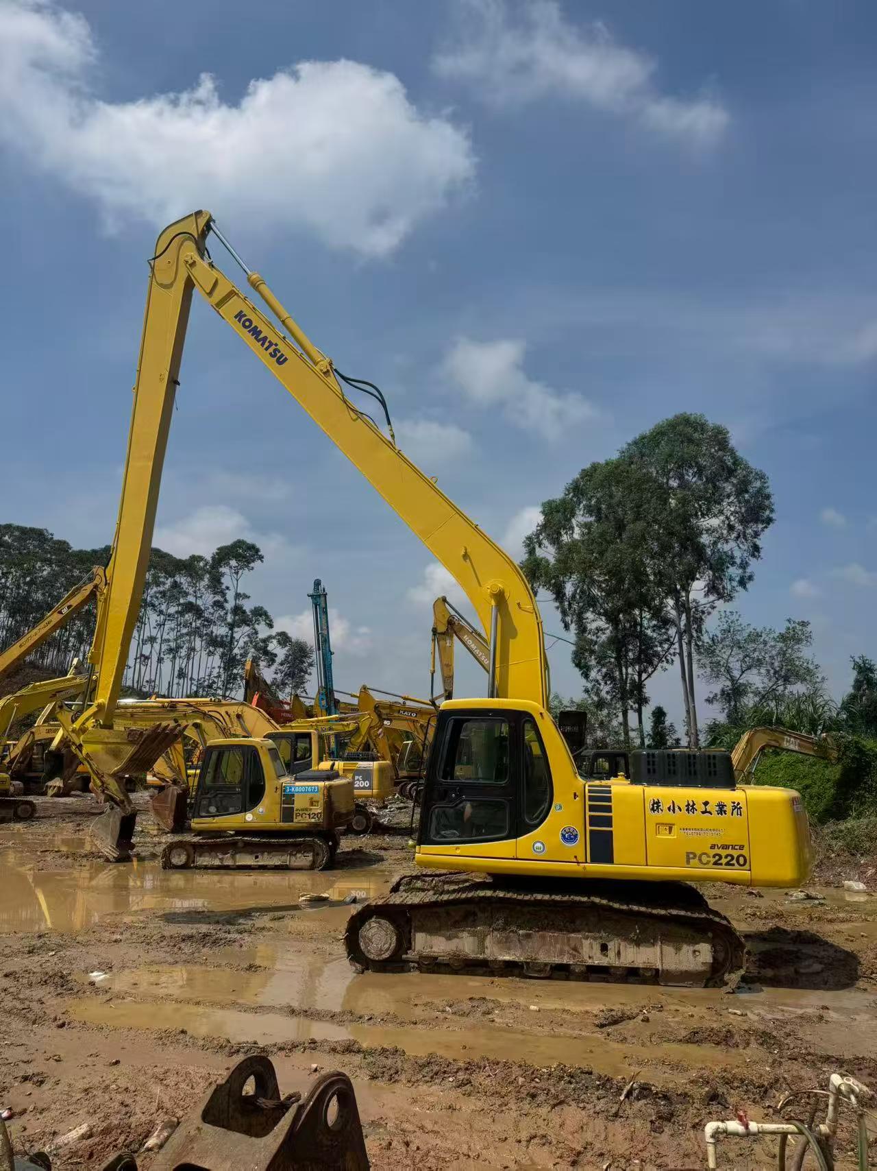 شراء حفارة Komatsu PC200-6E مستعملة / 2
