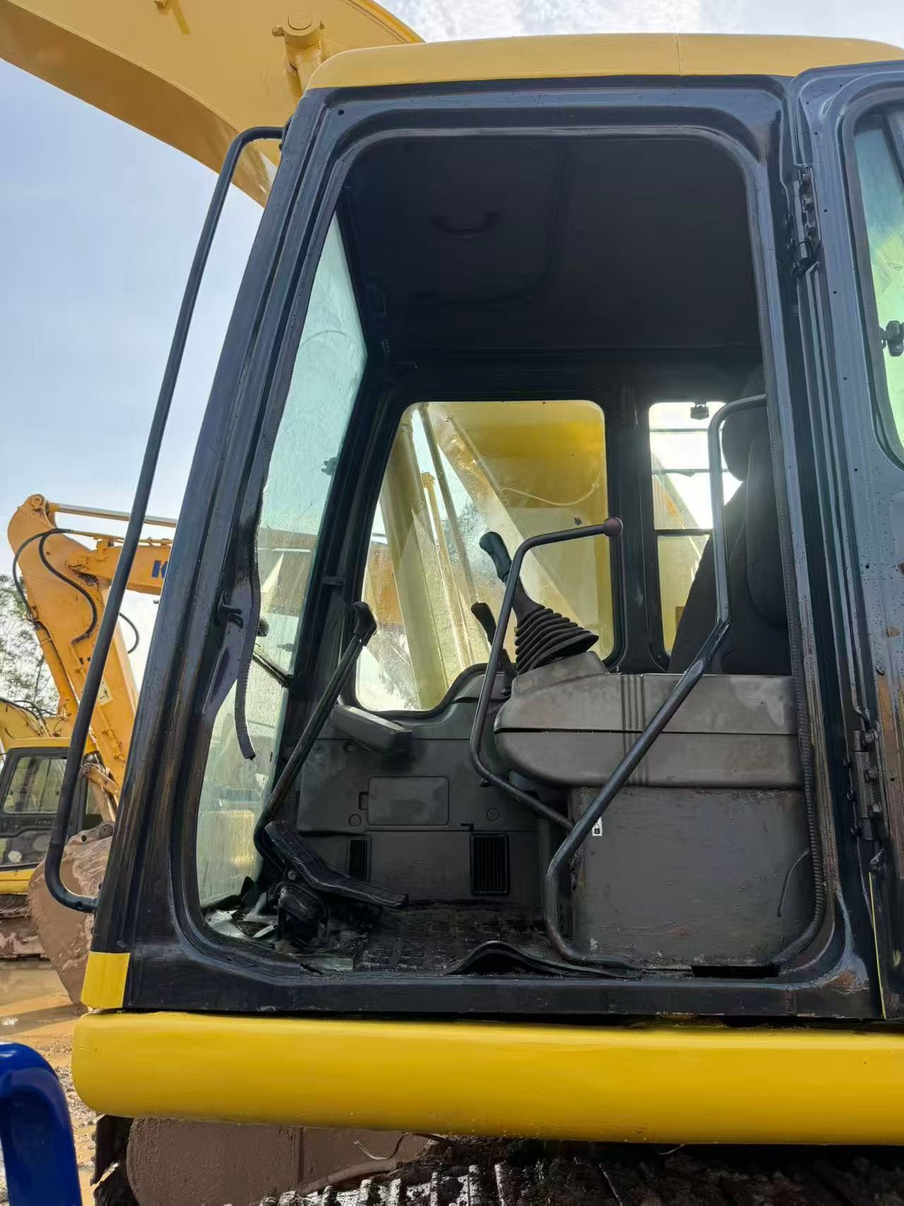 شراء حفارة Komatsu PC200-6E مستعملة / 3