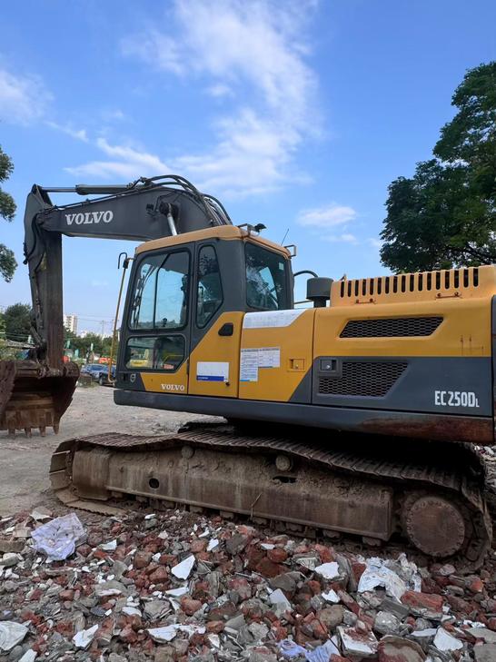 Buy Volvo L250G Used Excavator / 1
