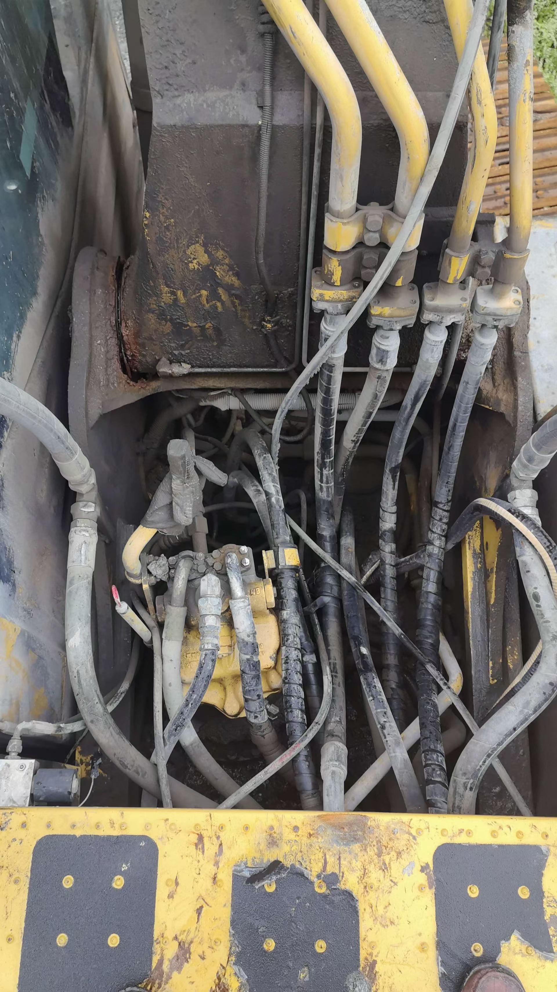 Buy Komatsu PC220 Used Excavator / 3