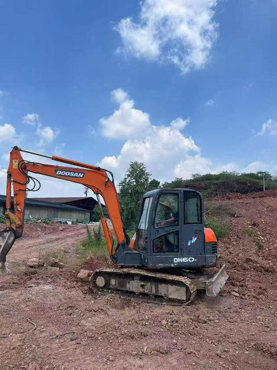 Buy Doosan DH60 Used Excavator / 1