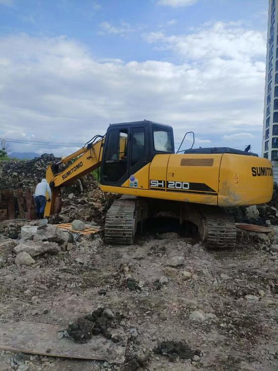 Buy Sumitomo SH200A5 Used Excavator / 1