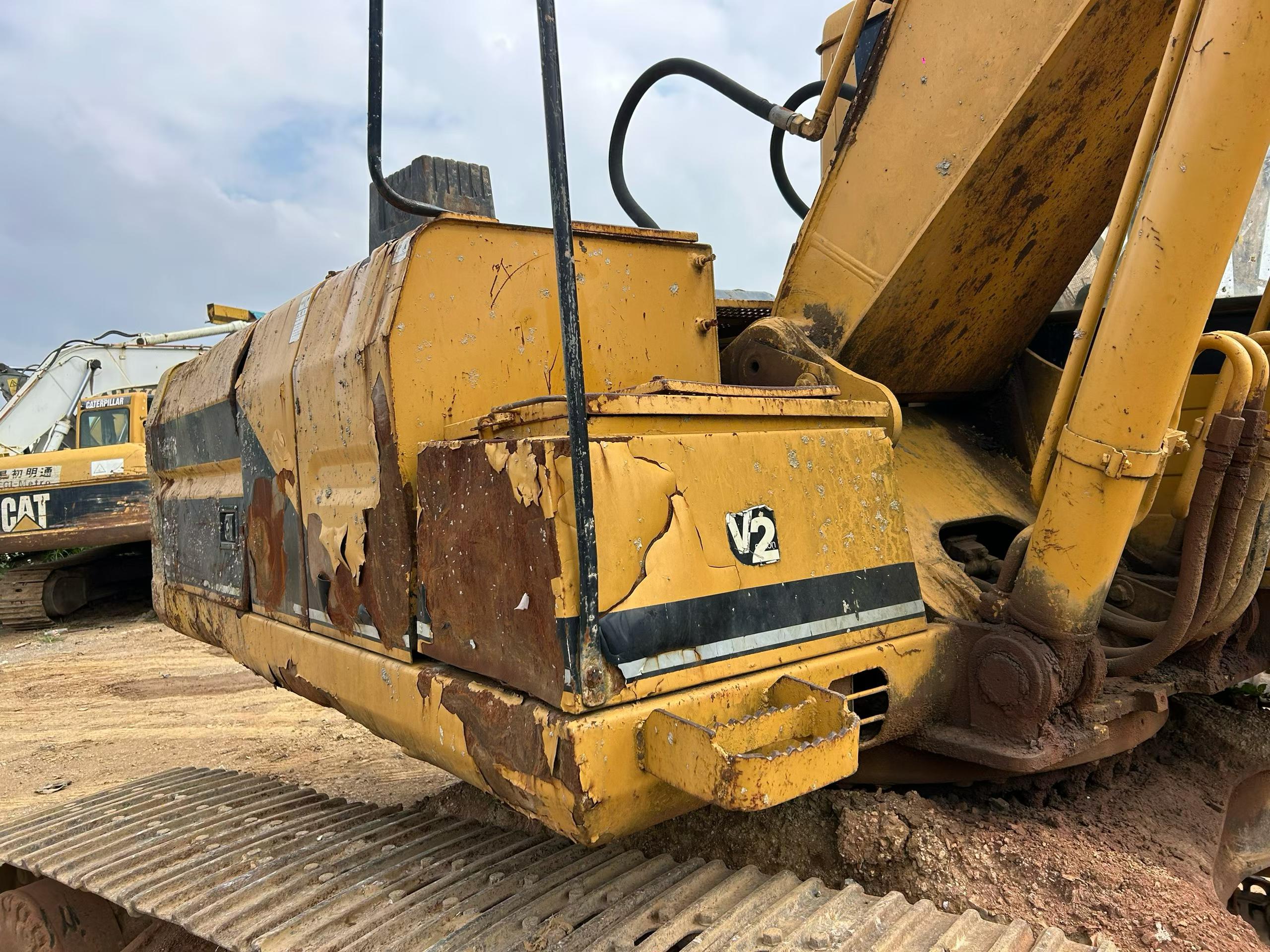 Buy Caterpillar 320V2 Used Excavator / 5