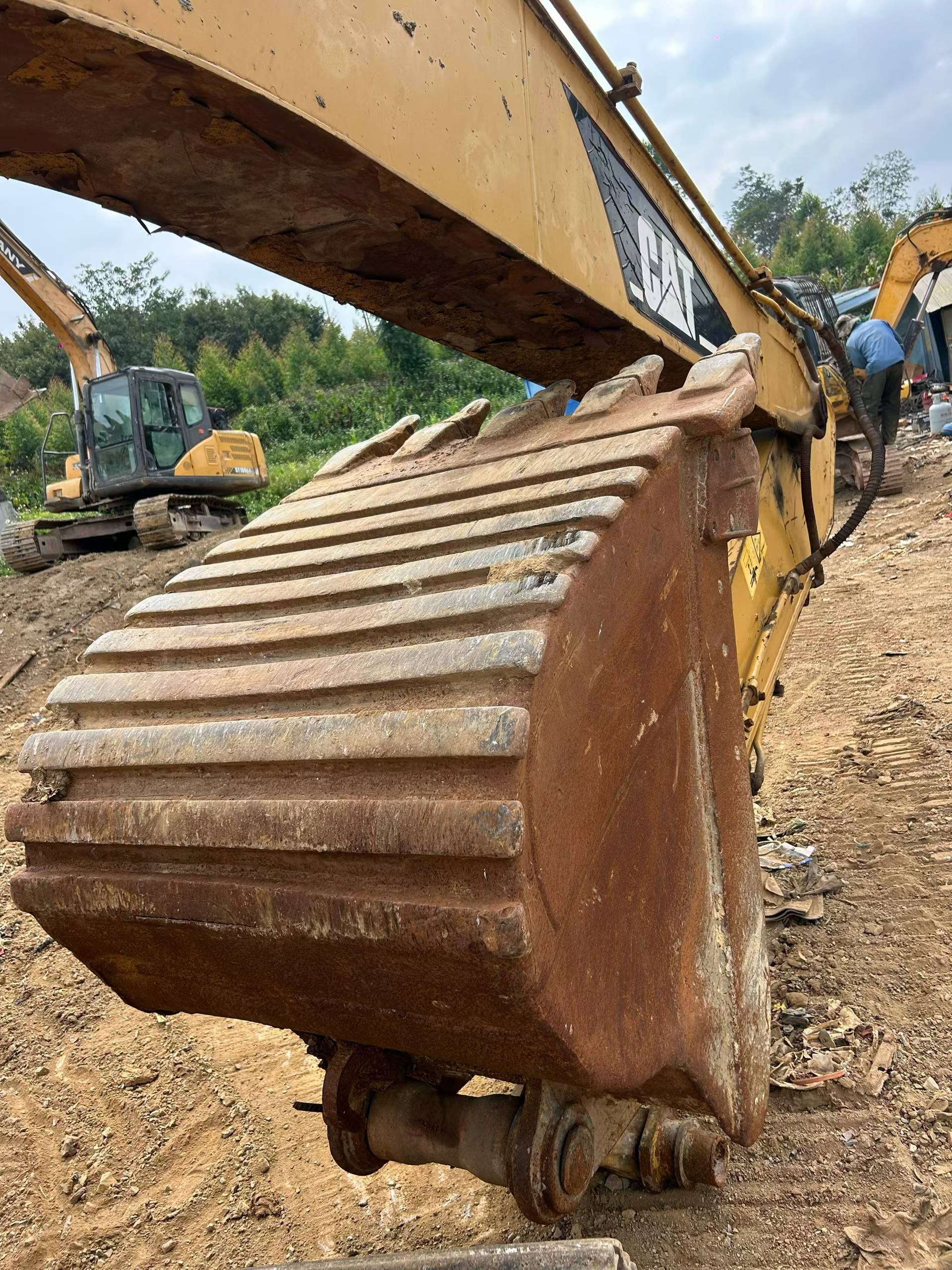 Buy Caterpillar 320V2 Used Excavator / 2