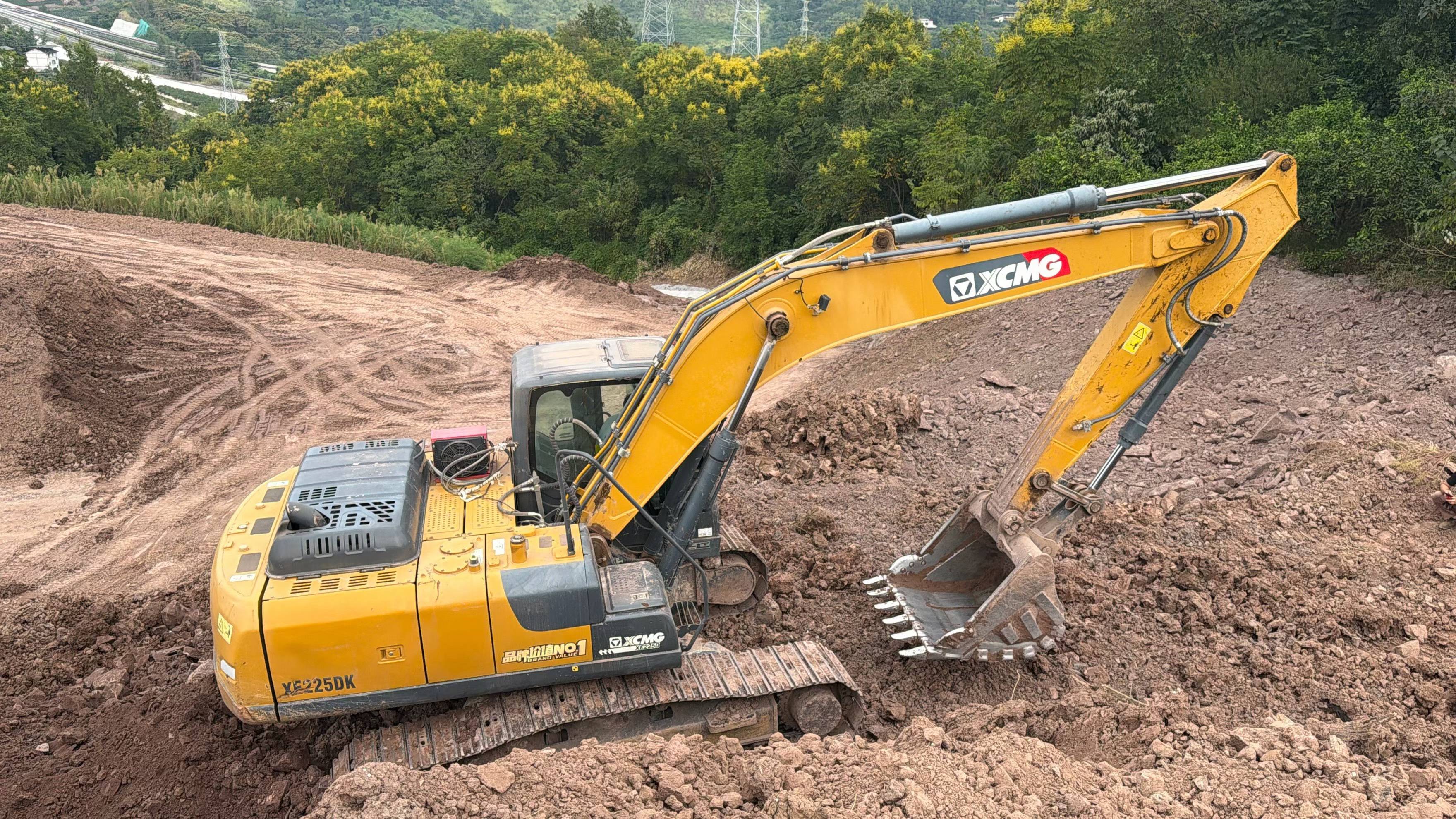 Buy XCMG XE225DK Used Excavator / 2