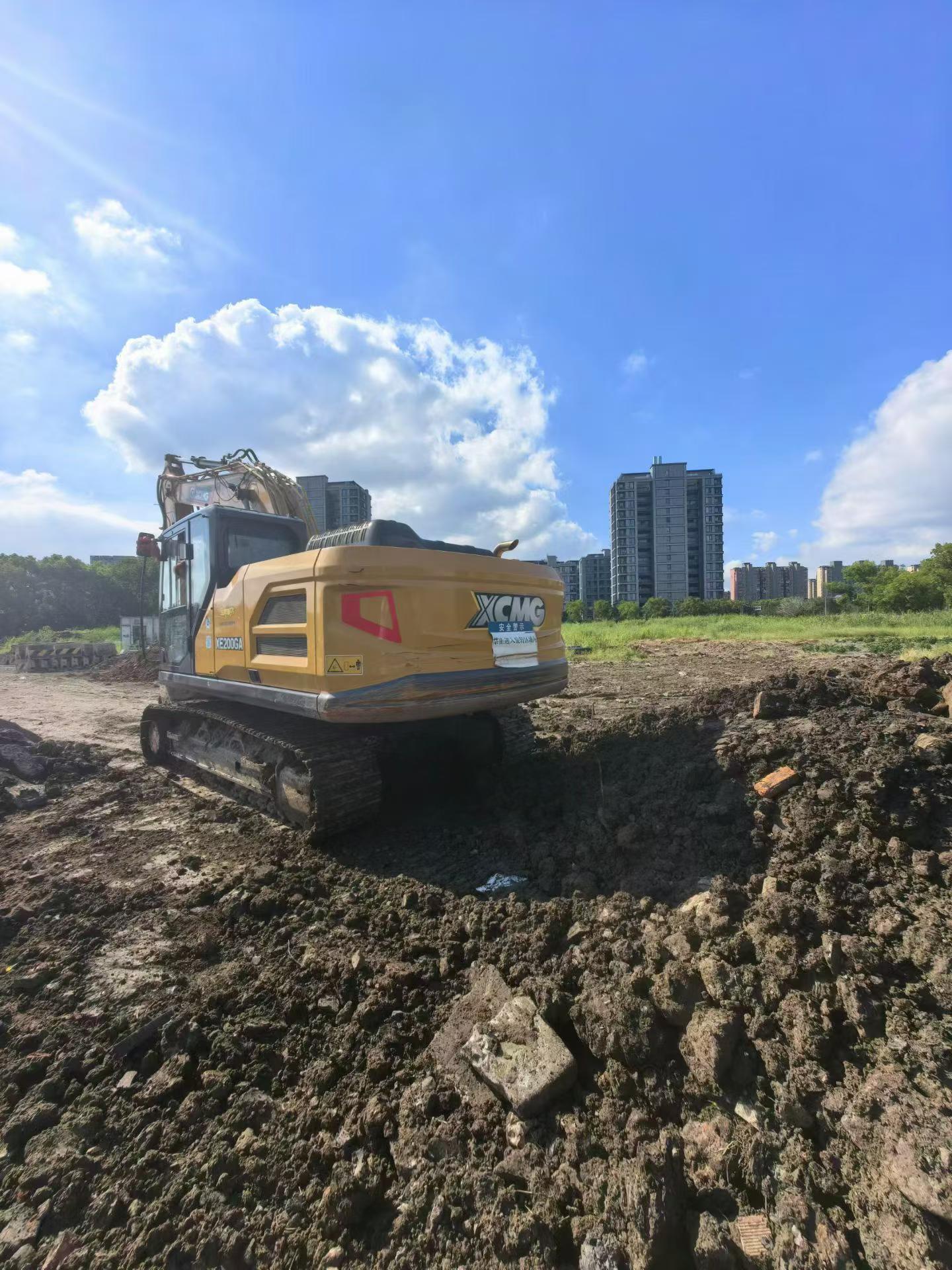 Buy XCMG XE205DA Used Excavator / 2