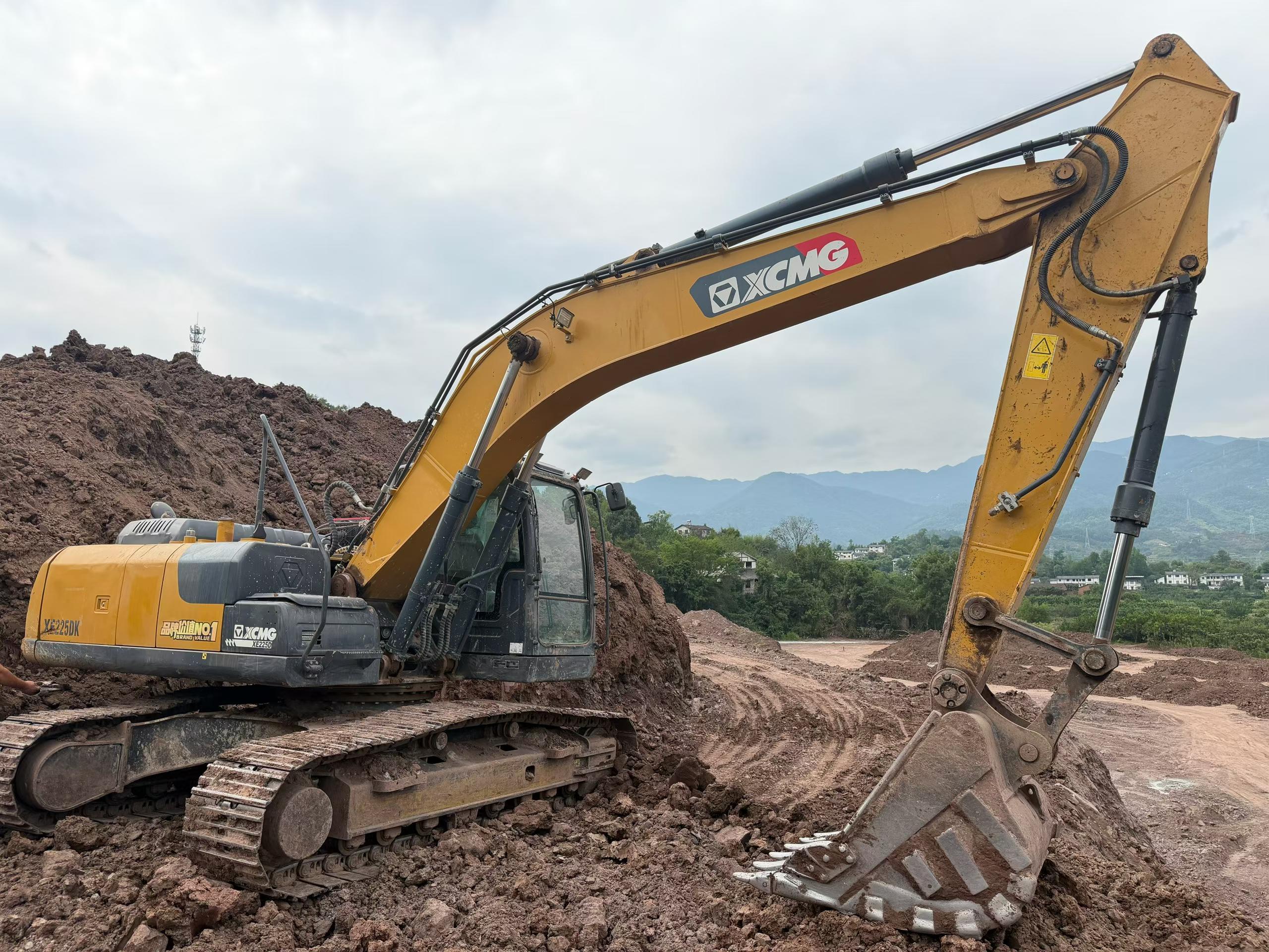 Buy XCMG XE225DK Used Excavator / 3