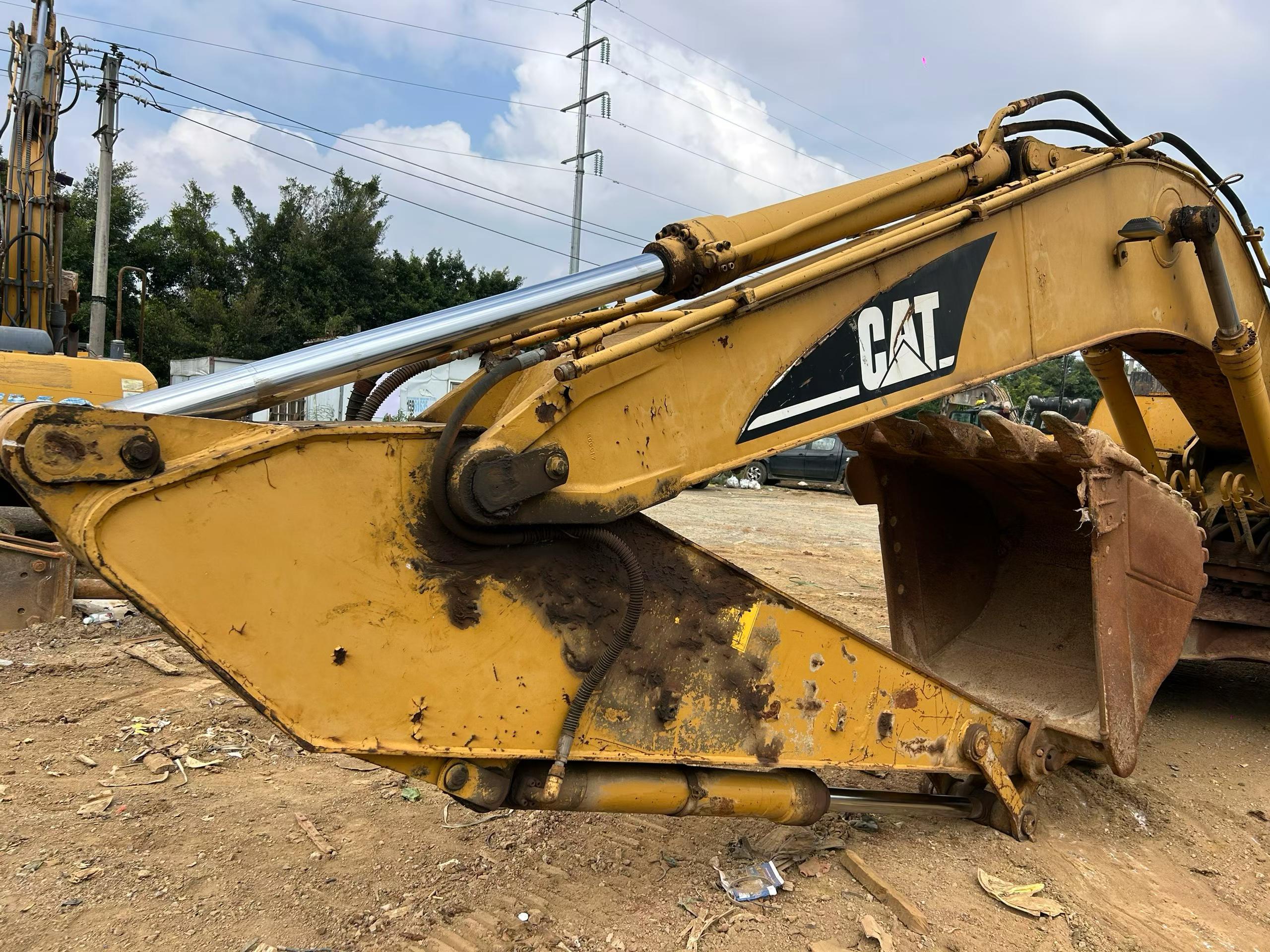 Buy Caterpillar 320V2 Used Excavator / 8