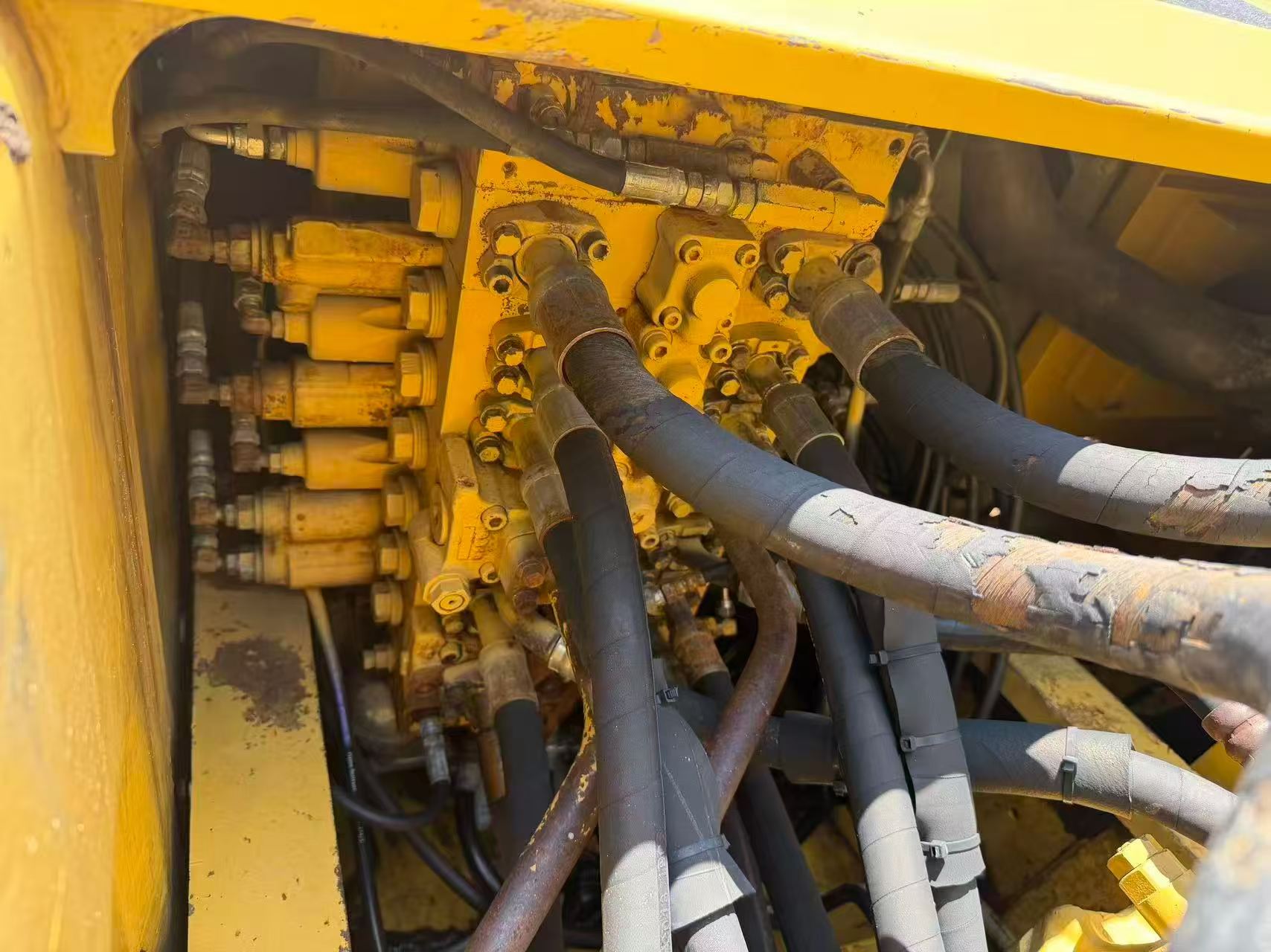 Buy Komatsu PC200-7 Used Excavator / 6