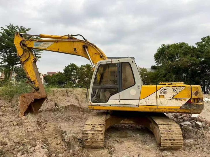 Buy Kobelco SK200-3 Used Excavator / 1
